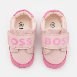 BOSS Kidswear Slippers - Geboortegeschenk - PinkPale -Stijl Schoen Verkoopwinkel 02499f2a8b134cbdbeadfeb67876f6a1 scaled