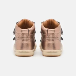Bisgaard Juno - Sneakers Hoog - Rose Gold Metallic 10 Bisgaard Juno - Sneakers Hoog - Rose Gold Metallic -Stijl Schoen Verkoopwinkel 03839ff5e1b049718a8d5d26efbe2326 scaled