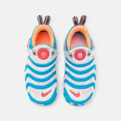 Nike Sportswear Dynamo Go Lils Unisex - Instappers - Sail/Light Fusion Red/Blue Lightning/Medium Soft Pink -Stijl Schoen Verkoopwinkel 14aa253b083c45189d8d185cba594802 scaled
