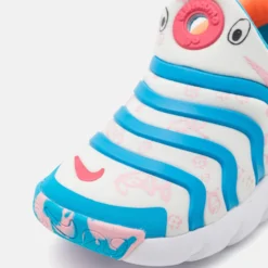 Nike Sportswear Dynamo Go Lils Unisex - Instappers - Sail/Light Fusion Red/Blue Lightning/Medium Soft Pink -Stijl Schoen Verkoopwinkel 17969a69c0b7415eb4a2300d6c451e2f scaled