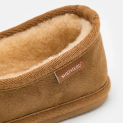 Shepherd Hilde Unisex - Pantoffels - Chestnut -Stijl Schoen Verkoopwinkel 3f53508a4126461ea12e4c7db273c23e scaled