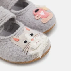 Living Kitzbühel Ballerina Kätzchen & Tasse - Pantoffels - Lichtgrau -Stijl Schoen Verkoopwinkel 42acc92884d247619a6511cd863a4e02 scaled