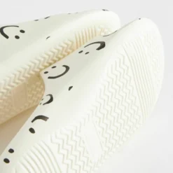 Next Lightweight Standard - Badslippers - Cream Smiley Face -Stijl Schoen Verkoopwinkel 476a66183ee84e4f8b9f918e789ffd16 scaled