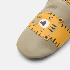 ROBEEZ Tiger Nap - Geboortegeschenk - Kaki 13 ROBEEZ Tiger Nap - Geboortegeschenk - Kaki -Stijl Schoen Verkoopwinkel 4cd1081ec9024583a36236dc10b7bef6 scaled