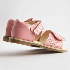 Next Adjustable Strap ScallopWide Fit G - Sandalen - Pink -Stijl Schoen Verkoopwinkel 532dfbe9957847c7b6d8e04a34c3dfc9 scaled