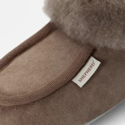 Shepherd Osby - Pantoffels - Stone -Stijl Schoen Verkoopwinkel 5a9c05c20285450c9f4f1888f5aa0117 scaled