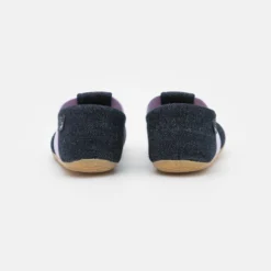 Living Kitzbühel T-Modell Papagei - Pantoffels - Nachtblau -Stijl Schoen Verkoopwinkel 60e03f5b560042d4b9da1f1021a82b22 scaled