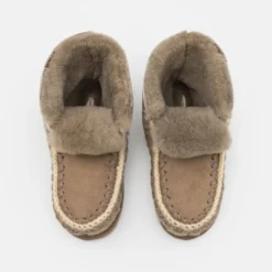 Shepherd Pia Unisex - Pantoffels - Stone 11 Shepherd Pia Unisex - Pantoffels - Stone -Stijl Schoen Verkoopwinkel 68fcc67bad7b49908a295b93894eec40 scaled