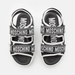 MOSCHINO Unisex - Sandalen - Black/White -Stijl Schoen Verkoopwinkel 6d9f8d0758764cbaa70ab1a980c1e823 scaled