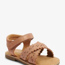 Next Scallop- Sandalen - Tan Brown -Stijl Schoen Verkoopwinkel 75f413b9c718435eb963ad872401cc46 scaled
