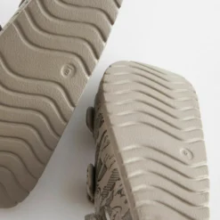 Next Younger - Sandalen - Stone Print -Stijl Schoen Verkoopwinkel 7dcea6b220694ea58402337a3888de0b scaled