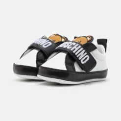 MOSCHINO Unisex - Babyschoenen - White/Black -Stijl Schoen Verkoopwinkel 9175bf40f0ab4340b78c524819ee4bb9 scaled