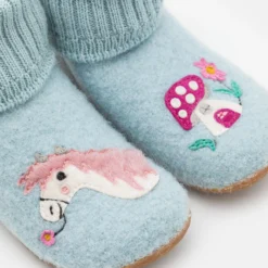 Living Kitzbühel Hüttenschuh Mit Pferd - Pantoffels - Glacier Ice -Stijl Schoen Verkoopwinkel d72cf35be8084e0db7dcaea7a892a499 scaled