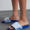 ADIDAS PERFORMANCE Adilette Shower Unisex - Badslippers - Blue Dawn/Footwear White/Team Royal Blue -Stijl Schoen Verkoopwinkel d7eb842fffb34c369556f9589d6c391c scaled