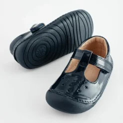 Next Crawler T Bar Wide Fit G - Babyschoenen - Navy Blue Patent -Stijl Schoen Verkoopwinkel e535597bfb224556b370b9c2a8865d5e scaled