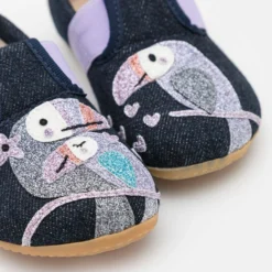 Living Kitzbühel T-Modell Papagei - Pantoffels - Nachtblau -Stijl Schoen Verkoopwinkel e66d68aebee94fed8169e8cff296d92a scaled