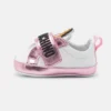 MOSCHINO Unisex - Babyschoenen - White/Pink/Black -Stijl Schoen Verkoopwinkel fb8fe53caaa4441f823371fcc15ccfd7 scaled